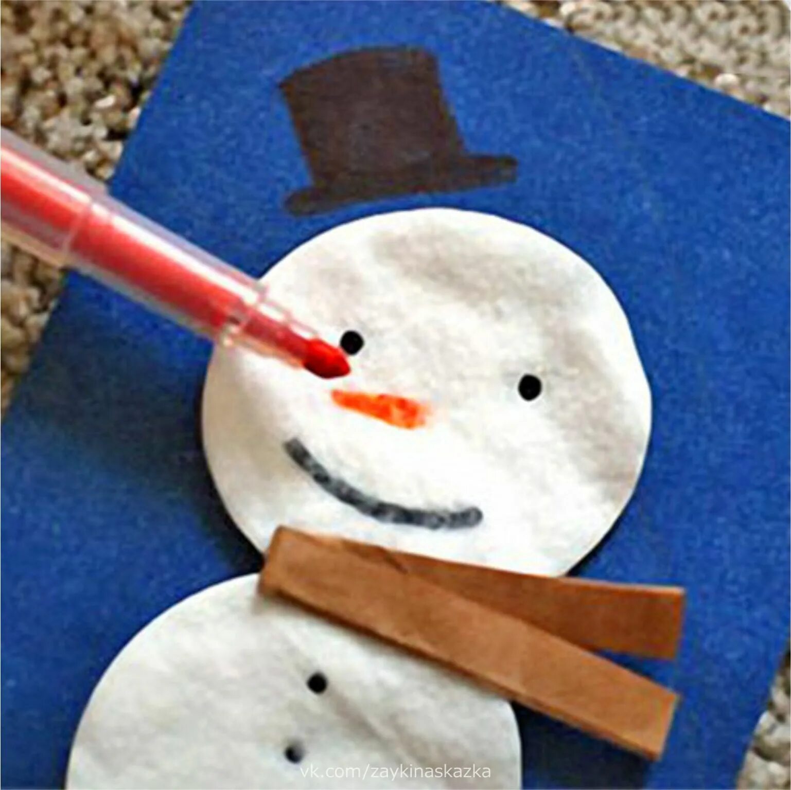 Снеговики из ваты дисков. Поделка снеговик из ватных дисков. Снеговик из ватных дисков. Снеговик из ватных дисков объемный. Снеговик из ватных дтско.