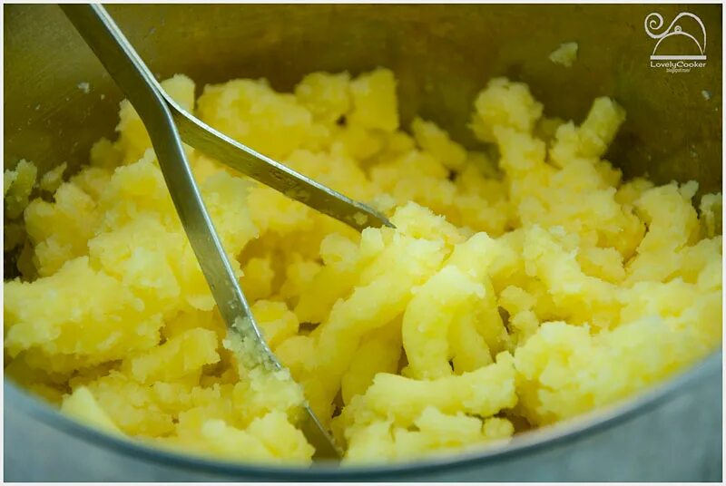 Как сделать картофельное пюре без комочков. Пюре с комочками. пюре картофельное без молока с маслом. потолочь картошку. картофель 🥔 комочков пюре.