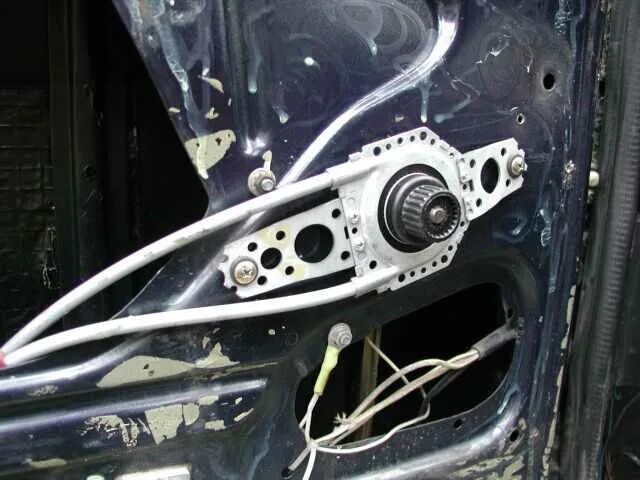 эл стеклоподъемники на ваз 2107. ваз 2107 электро стеклоподъемника. крепление стеклоподъемников на ваз 2107.