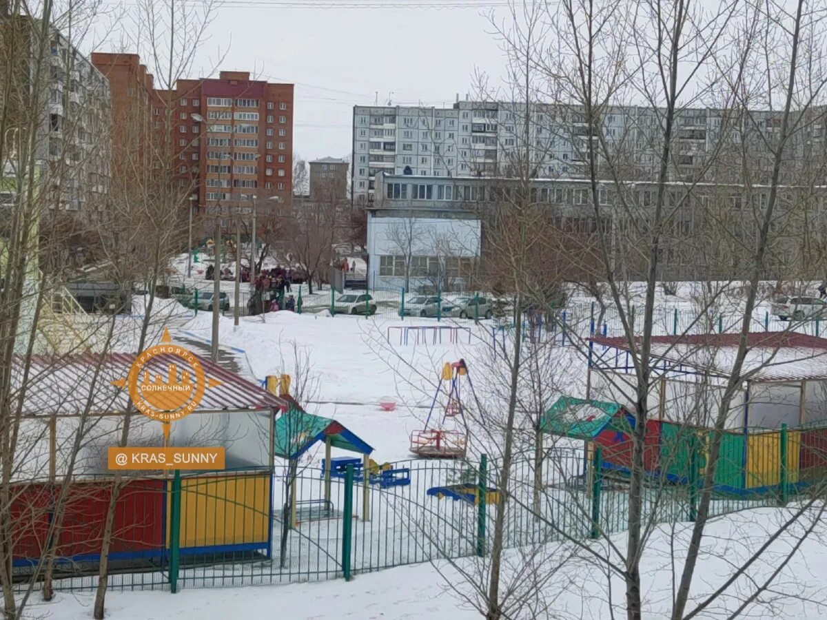 В городе 156 школ. 156 Школа Красноярск в Солнечном. Эвакуация школ в Красноярске сегодня. В красноярских школах эвакуация. Красноярск оранжевая школа.