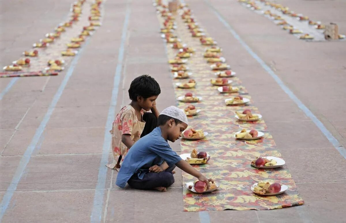 Голод в рамадан. Рамазан ифторлик. Ифтар что это в Исламе. Поступки мусульман. Рамадан для детей.