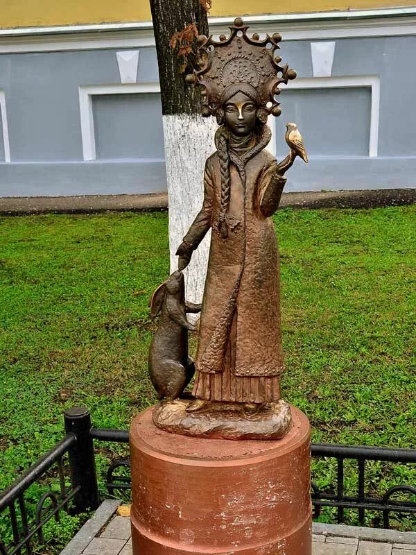 Зайцы в костроме фигуры. Памятник Снегурочке в Костроме. Кострома достопримечательности памятники Снегурочка. Снегурочка Кострома статуя. Снегурочка в Костроме скульптура.