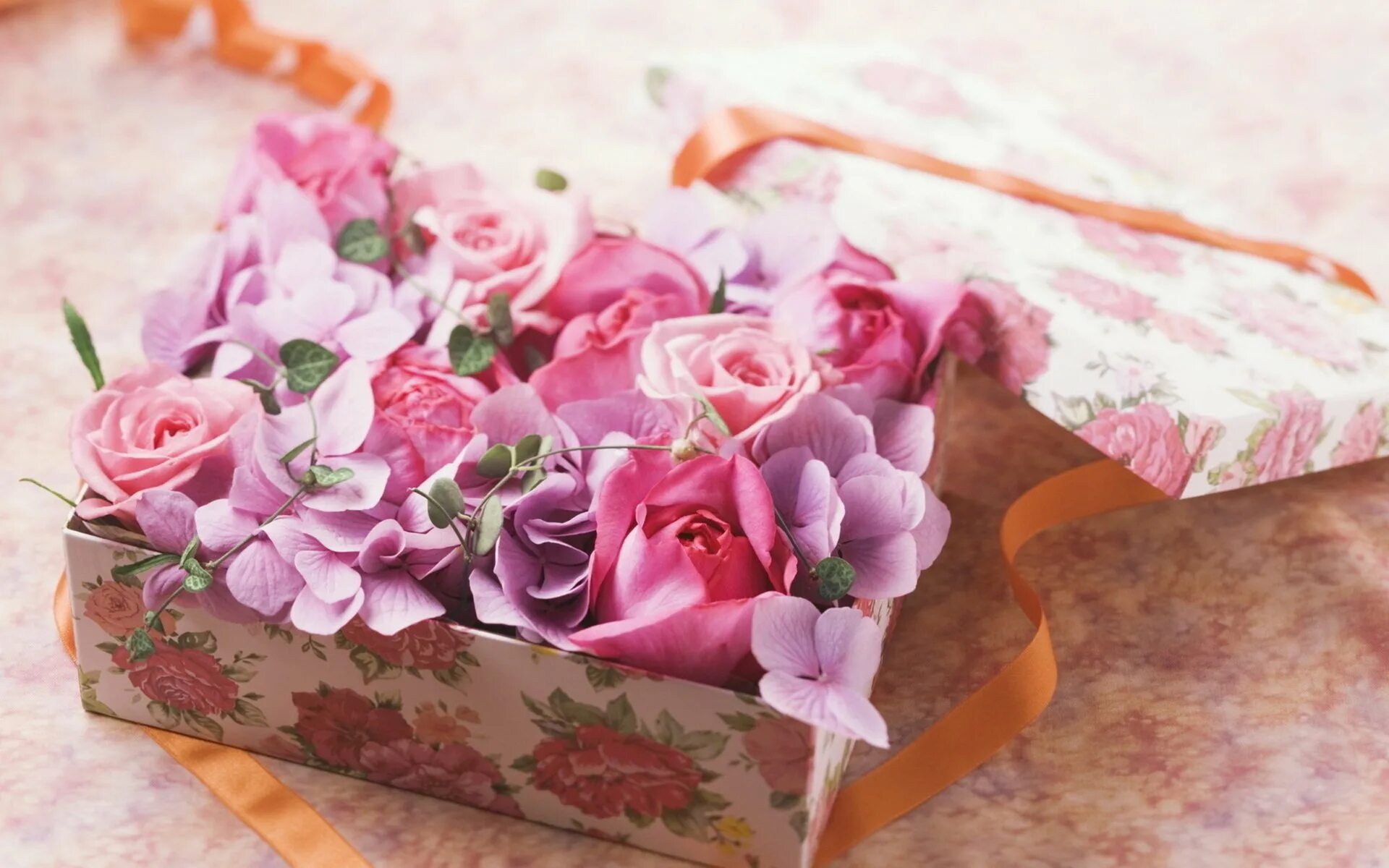 Поздравление с днем рождения женщине картинки цветы. Цветы в подарок. Стильные букеты на день рождения. Букет цветов «день рождение». Красивые стильные цветы.