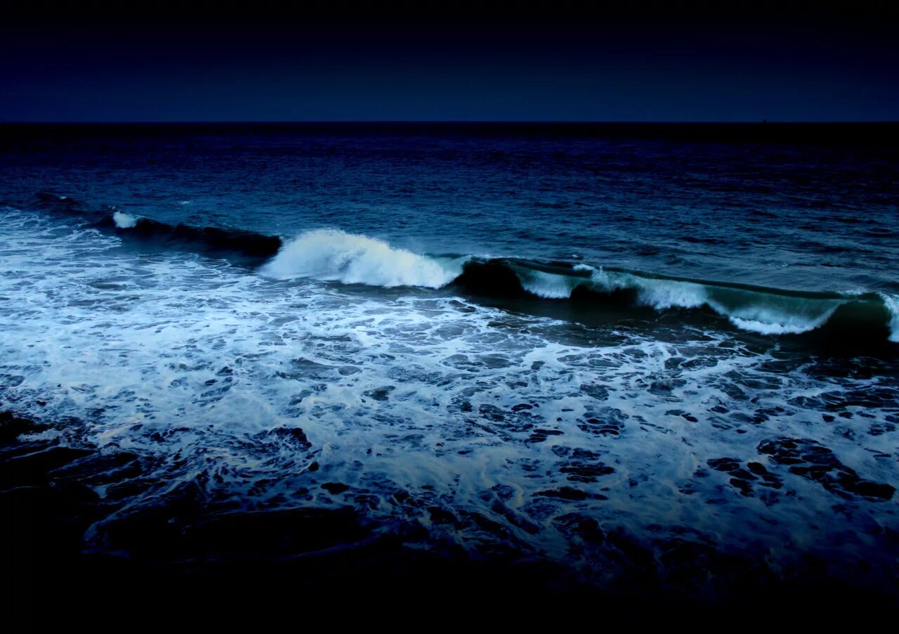 Картинки моря ночью. Остров Ваадху. Ночное море. Океан ночью. Ночь в море.