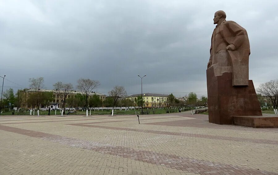 Ленин караганда. Памятник ленину (караганда). Скульптура ленина в казахстане. Ленин караганда. Ленин караганда.