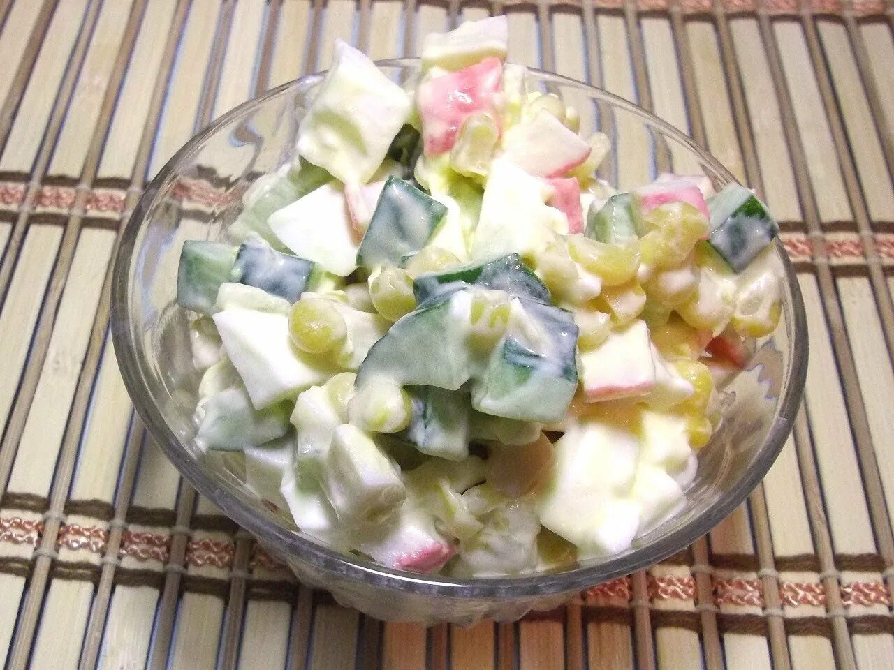 Салат с крабовыми палочками и кукурузой и огурцом. Салат с крабовыми палочками и кукурузой и яйцом. Салат из крабовых палочек и яиц. Салат с крабовыми палочками кукурузой пекинской капустой огурцом. Салат крабовый с кукурузой и огурцом.