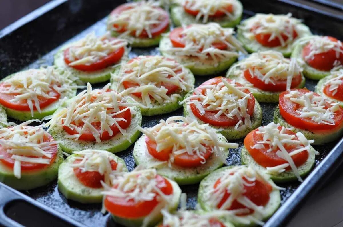 Кабачки с помидорами и сыром. Кабачки с помидорами и сыром в духовке. Кабачки в духовке с сыром и помидорами запеченные. Кабачки с помидорами и сыром и чесноком. Что приготовить из сыра быстро и просто