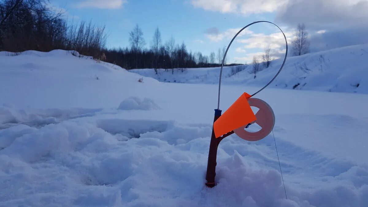 Флажки для зимней рыбалки. Жерлицы для зимней рыбалки на щуку. Рыбалка на жерлицы на реке. Жерлицы на пруду. Жерлицы на пруду.