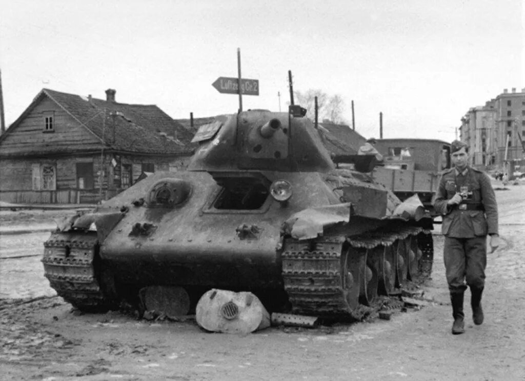 Танковая минск. Т-34 В Минске 1941. Подбитые танки т34-76 в 1941 году. Т 34 76 подбитый.