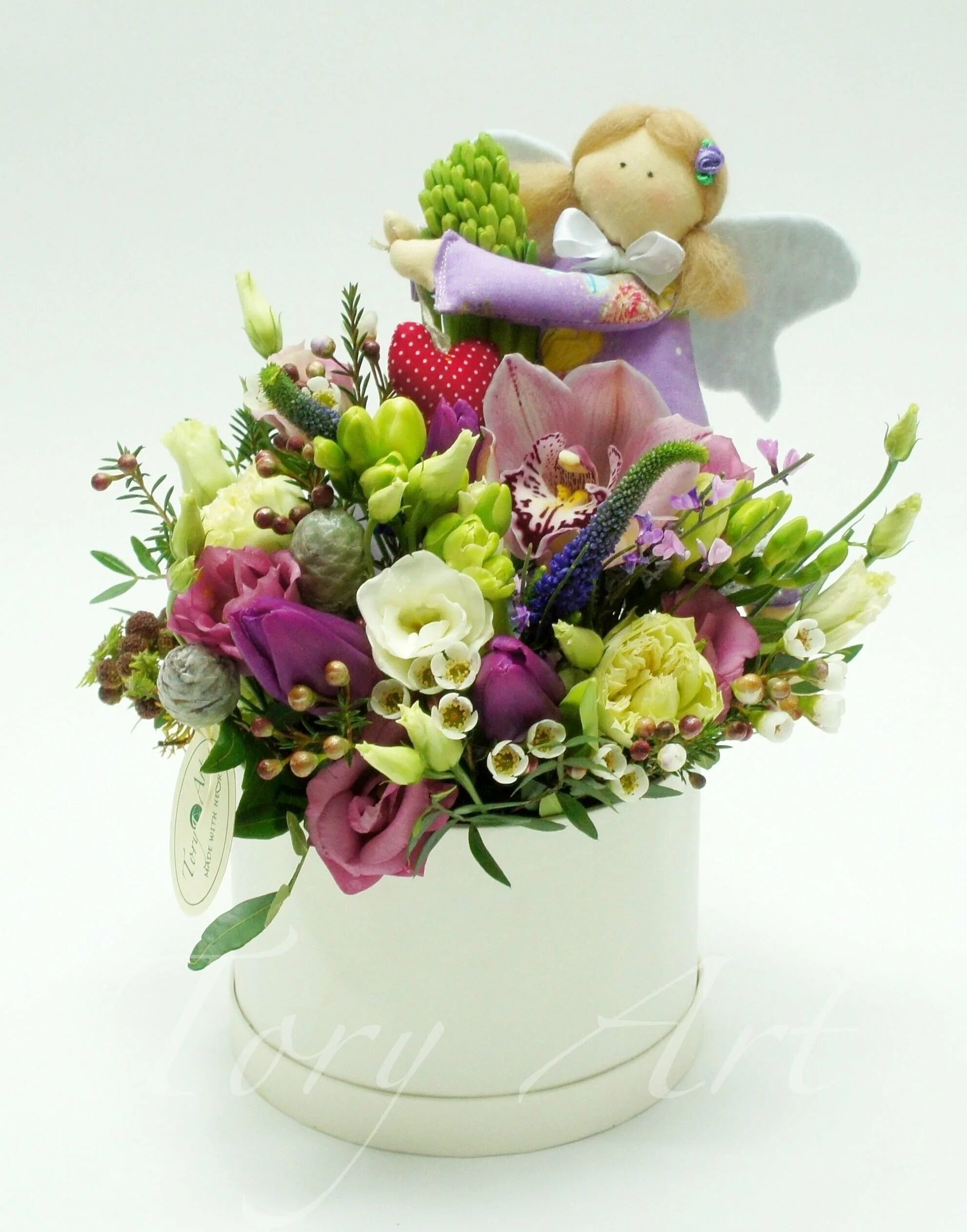 Зверюшки из цветов. Композиции из цветов живых. Пасхальный сувенир. Детские букеты. Цветочная композиция с мягкой игрушкой.