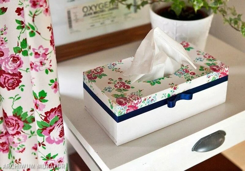 Шкатулка для украшений. Коробка для шитья своими руками 1 класс. Декупаж картонной коробки. Коробка для салфеток. Оклейка коробки.