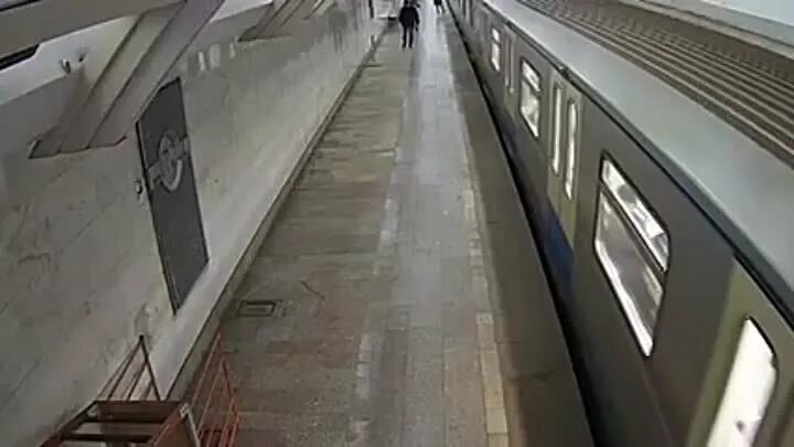 Метро Полянка мужчина прыгнул под поезд. Люди прыгают под поезд метро. Станция метро Полянка. Прыгнул под поезд в метро. Место встречи 15.03 2024