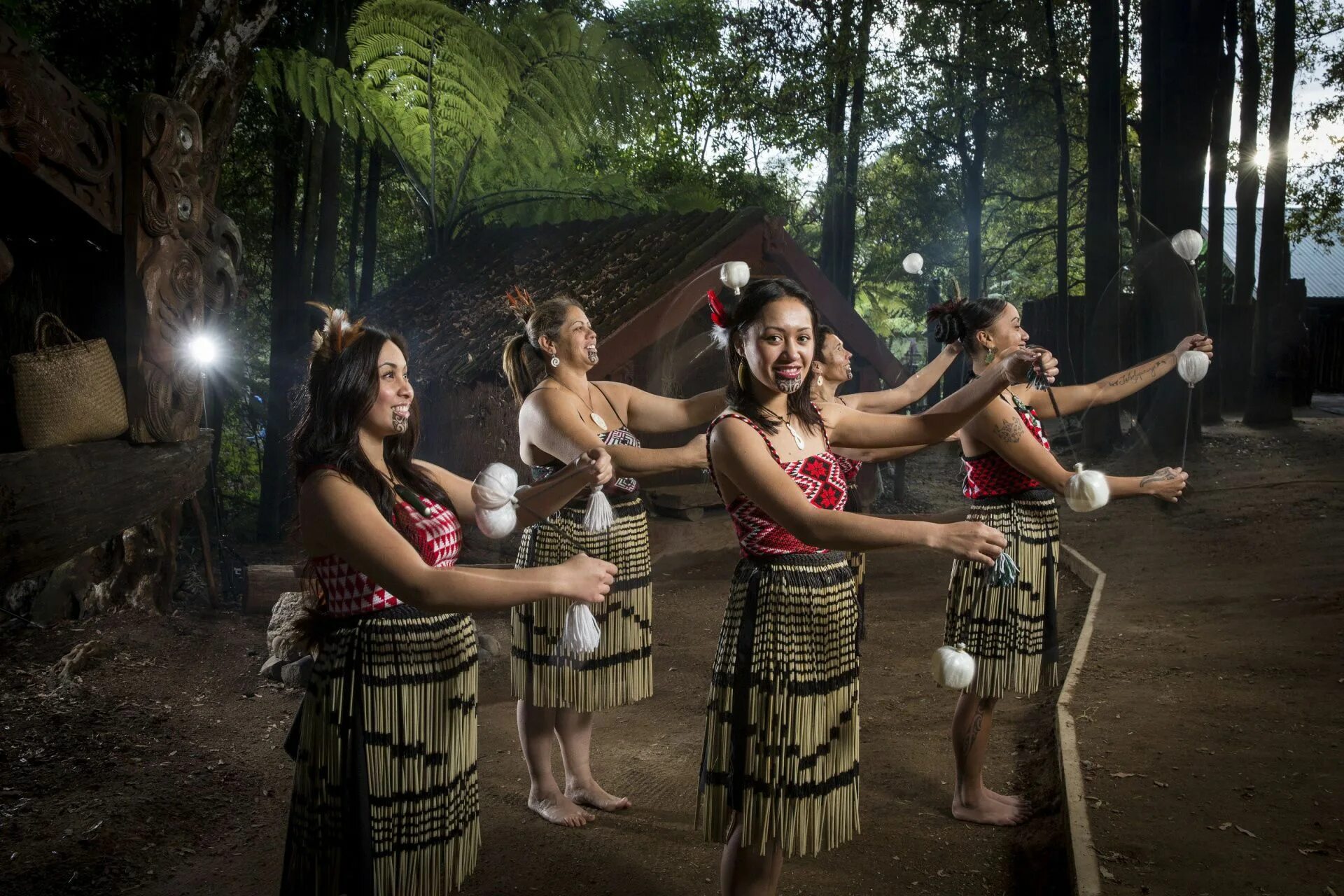 New zealand maori. Роторуа деревня Маори. Маори деревня Тамаки. Новая Зеландия Роторуа Маори. Племя Маори в новой Зеландии.