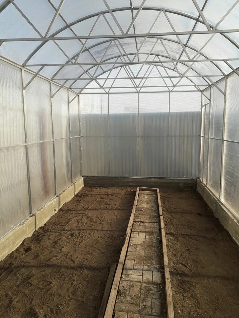 теплица позимь. фундамент для парника. утепленная теплица. укрывной материал внутри теплицы из поликарбоната. утеплитель для зимних теплиц.