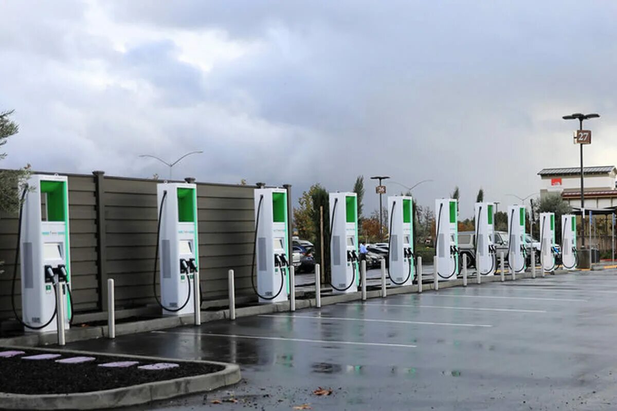 Россети зарядные станции для электромобилей. Электрозаправки "v2g". Зарядка для электромобиля. Заправочные станции тесла. Зарядные станции для электромобилей тесла.