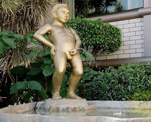 брюссель: писающая девочка. скульптура злой мальчик. писающий мальчик. маленькая головка пениса. скульптура родители и ребенок.