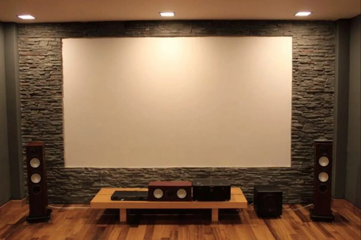 Экраны вместо обоев. Проектор на стену. Экран для проектора на стене. Крашеная стена для проектора. Полотно для кинотеатра.