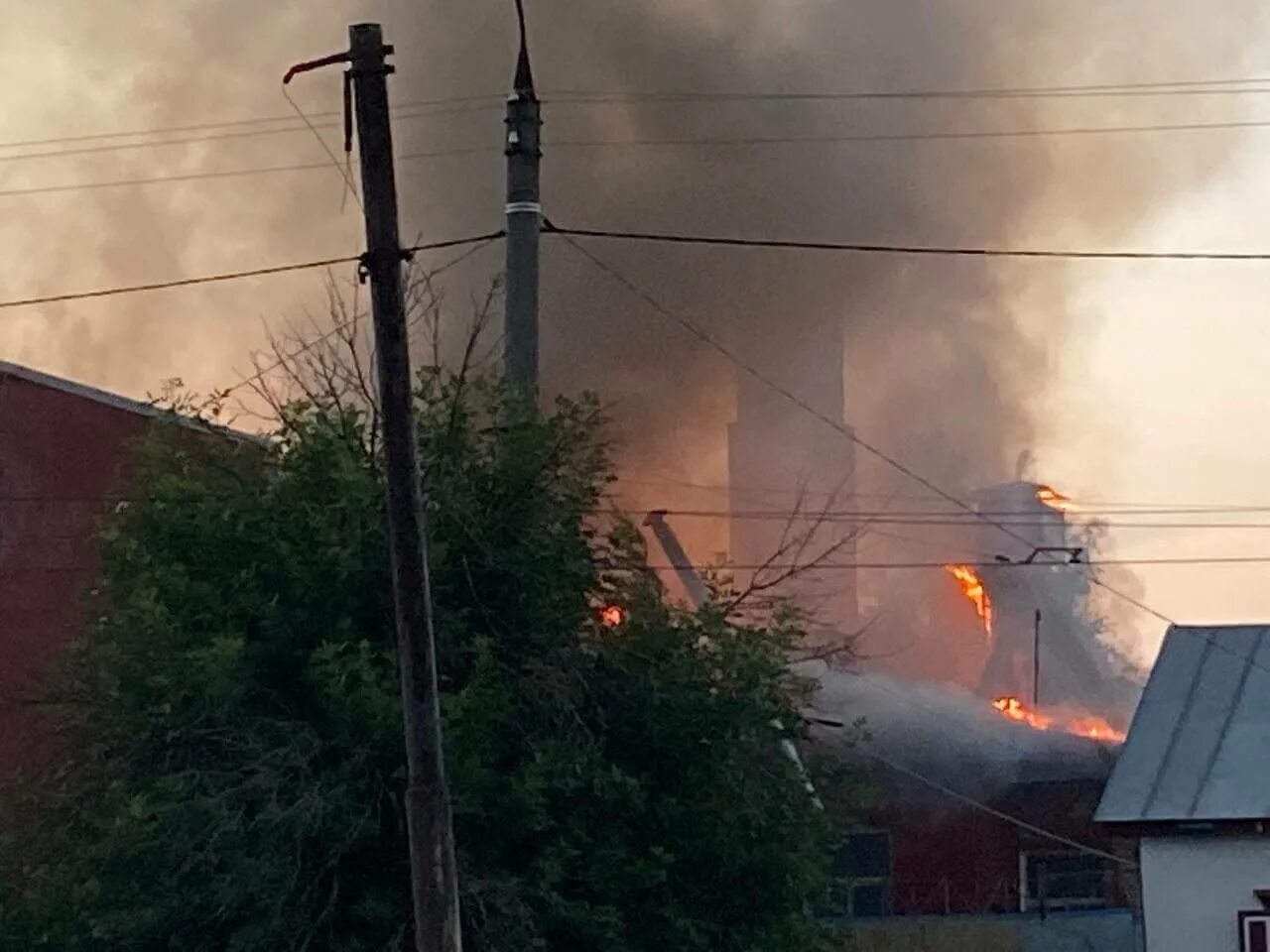 Хлопки в орле сегодня. Пожар в Орле. Полыхающее здание. Вчерашний пожар в Орле. Пожар в Орле вчера.