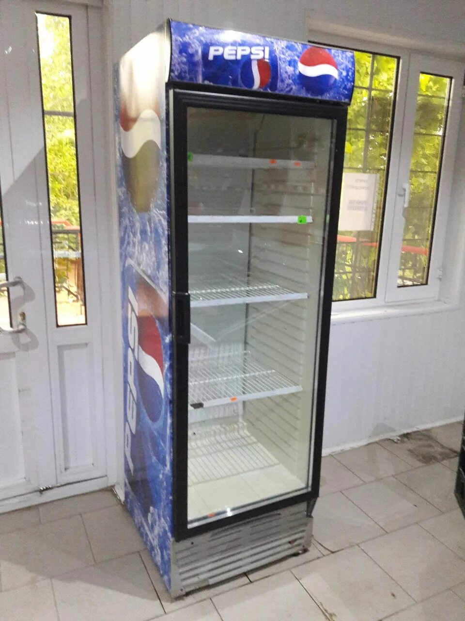 Морозильник торговый Frigoglass. Холодильник витрина для напитков Norcool fvs1000. Холодильник витрина Балтика. Пивной холодильник.