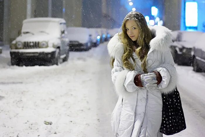 Женщины зимой в городе. Девушка на зимней улице. женщина зимой в городе. девушка в зимней москве. девушки зимой на улице в городе.