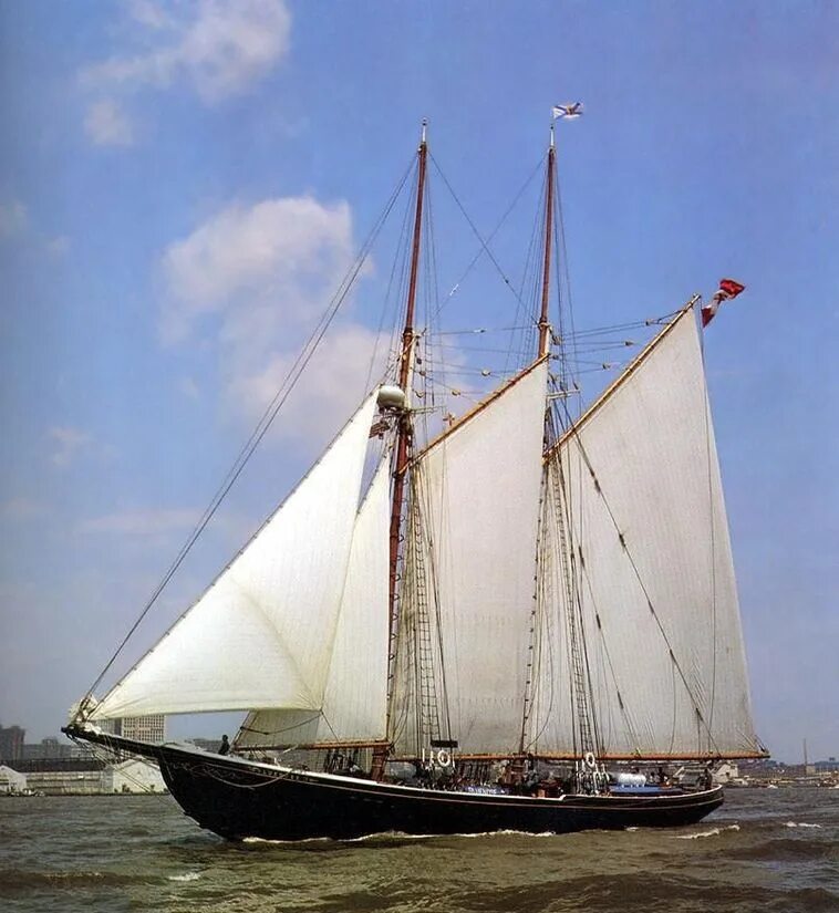 Шхуна bluenose 2. Брамсельная шхуна. Двухмачтовая гафельная шхуна. Гафельная шхуна мираж. Брамсельная шхуна.