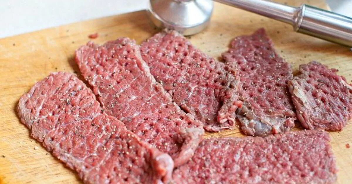 Вырезка из свинины ~ 900г. Бифштекс полуфабрикат. Рулет из фарша со свекольной ботвой. Жиловка говяжьей вырезки. Порезать отбивную свиную.