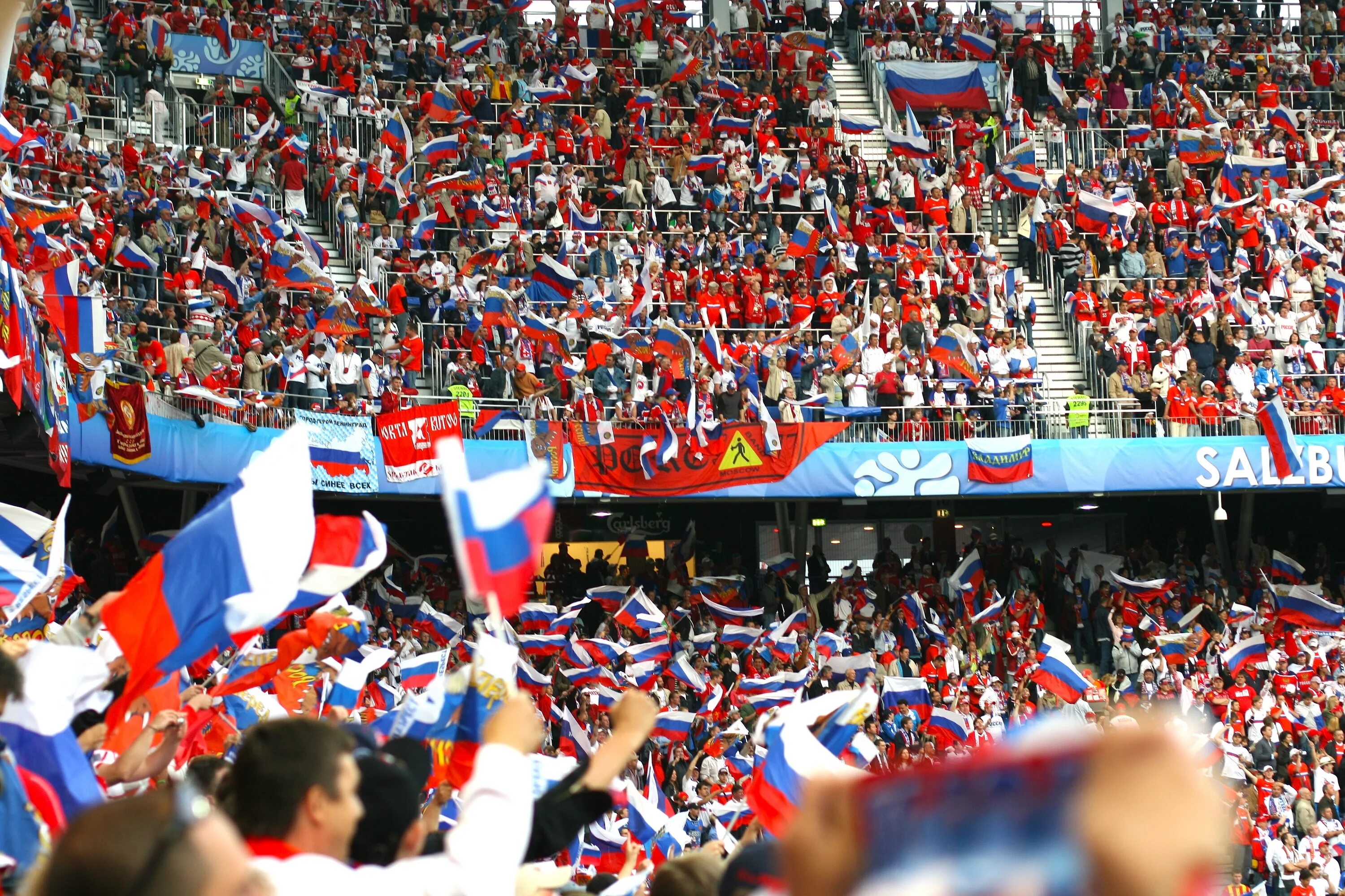 Russian fan. Много болельщиков. Фанаты России. Болельщики России на евро 2008.