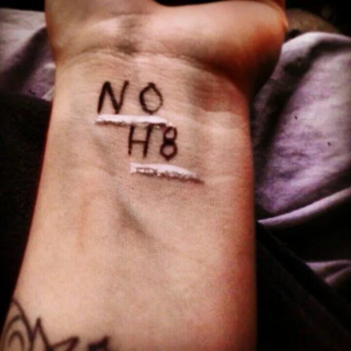 Татуировка ненавижу любовь. Тату depression. тату hate. тату hate me. hate me татуировка.