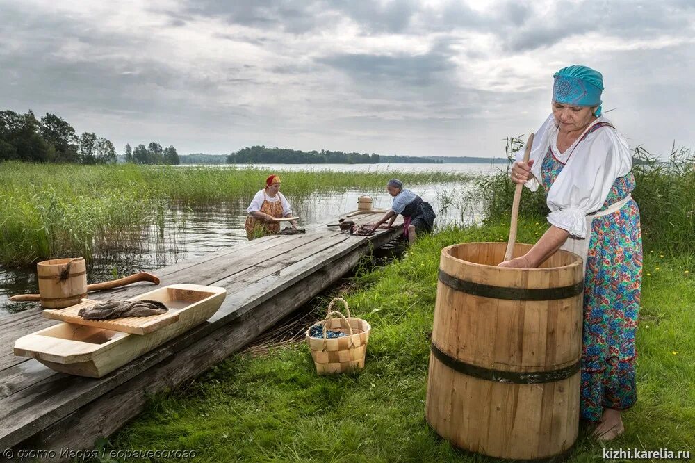 Корыто для стирки. Стирка на реке. Стирка белья на реке в старину. Стирает в корыте. Фразеологизм не мытьем так катаньем