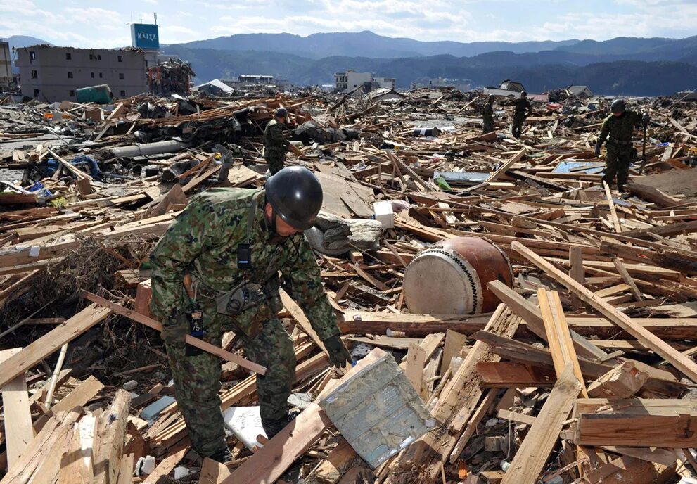 Япония землетрясение сегодня последние. ЦУНАМИ В Японии в 2011. Япония 2011 землетрясение и ЦУНАМИ. Землетрясение и ЦУНАМИ 2011 года в Тохоку. Землетрясение и ЦУНАМИ В Японии в 2011 году.