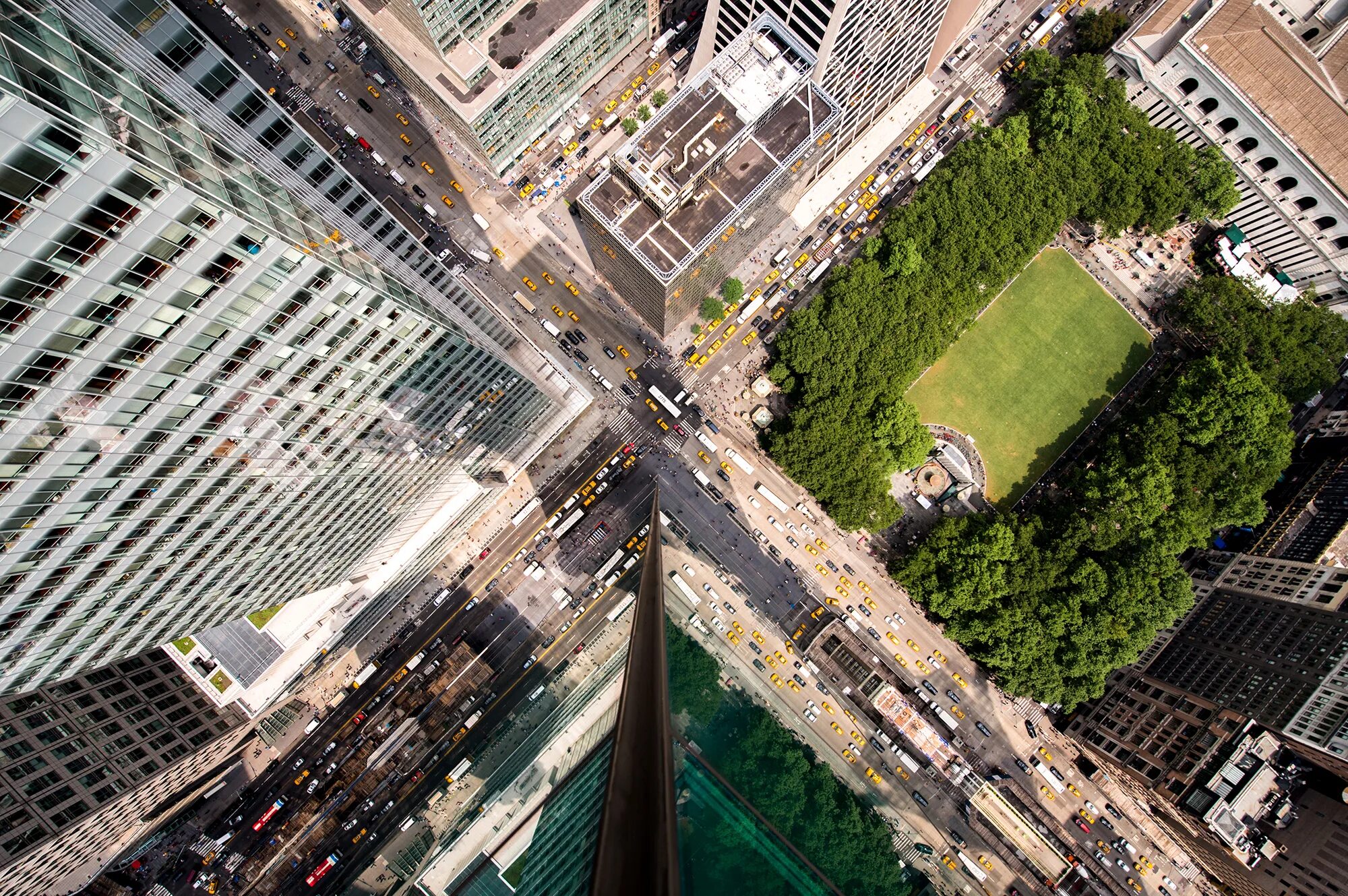 Крыша снизу. Эмпайр-Стейт-Билдинг смотровая площадка. Небоскрёбы Нью-Йорка. Первый небоскреб в Нью-Йорке. Небоскребы Нью-Йорка вид сверху.