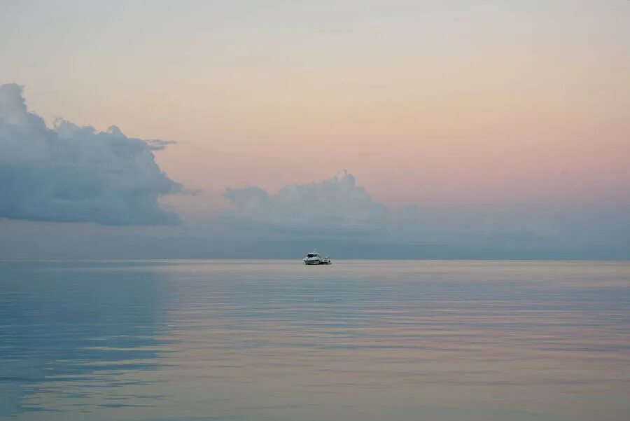 Штиль туман. Штиль на озере. Море в дымке. Штиль на море. Океан штиль.