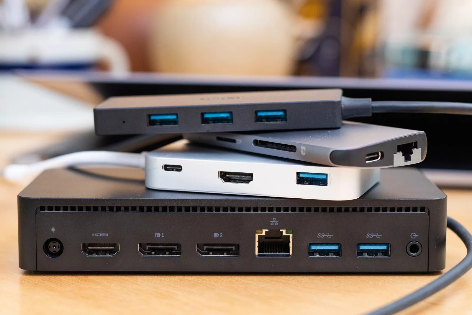 Usb c dc. Usb c thunderbolt 4 dock. порт thunderbolt 3. usb 3.1 порт. usb-c docking station.