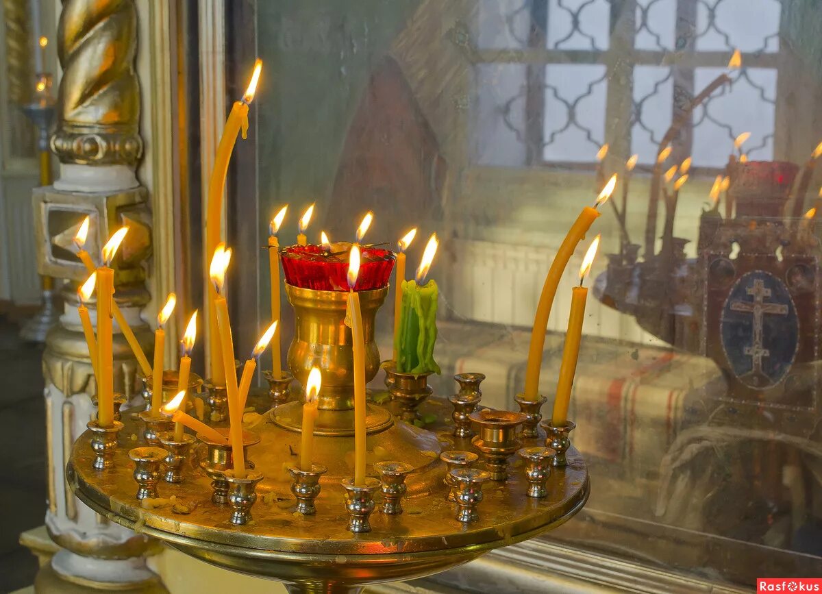 Горящие свечи в церкви. Свечи в церкви. Свечи в православном храме. Подсвечник в храме. Горящие свечи в храме.