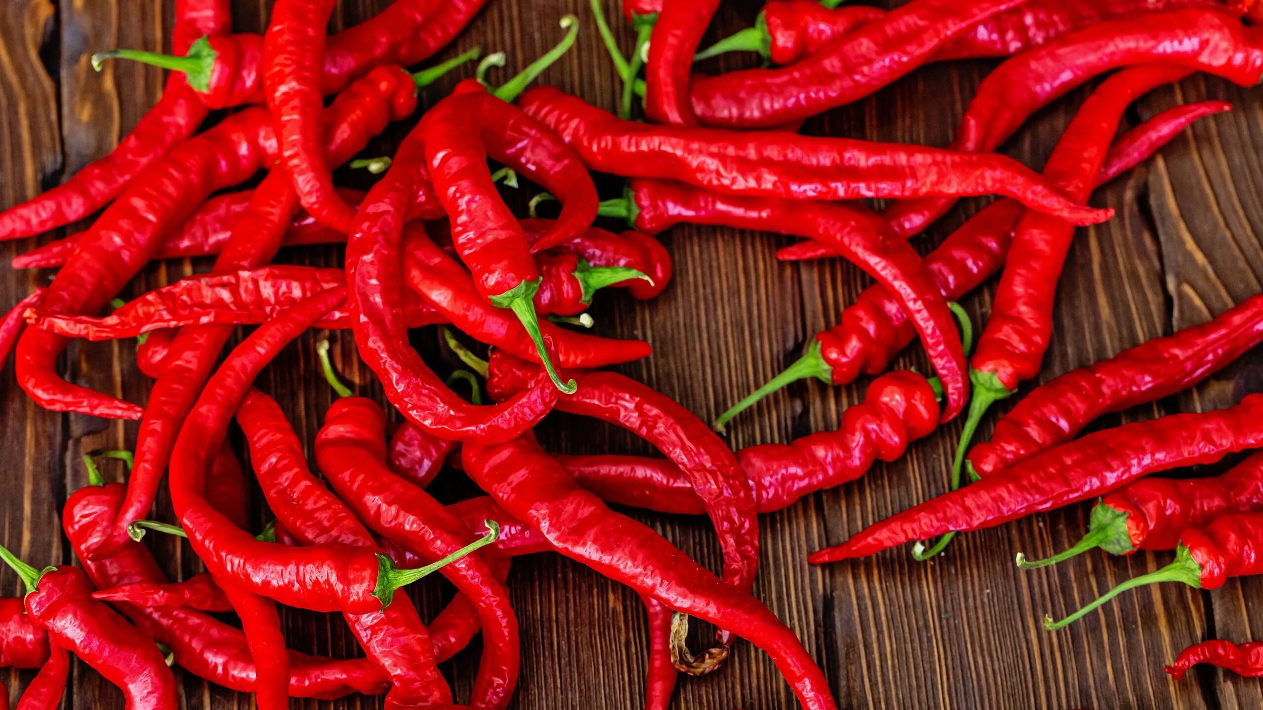 Chilli pepper. Острый перец Чили. Перчик перец Чили. Красный острый перец Чили. Перец острый Чили стручковый.