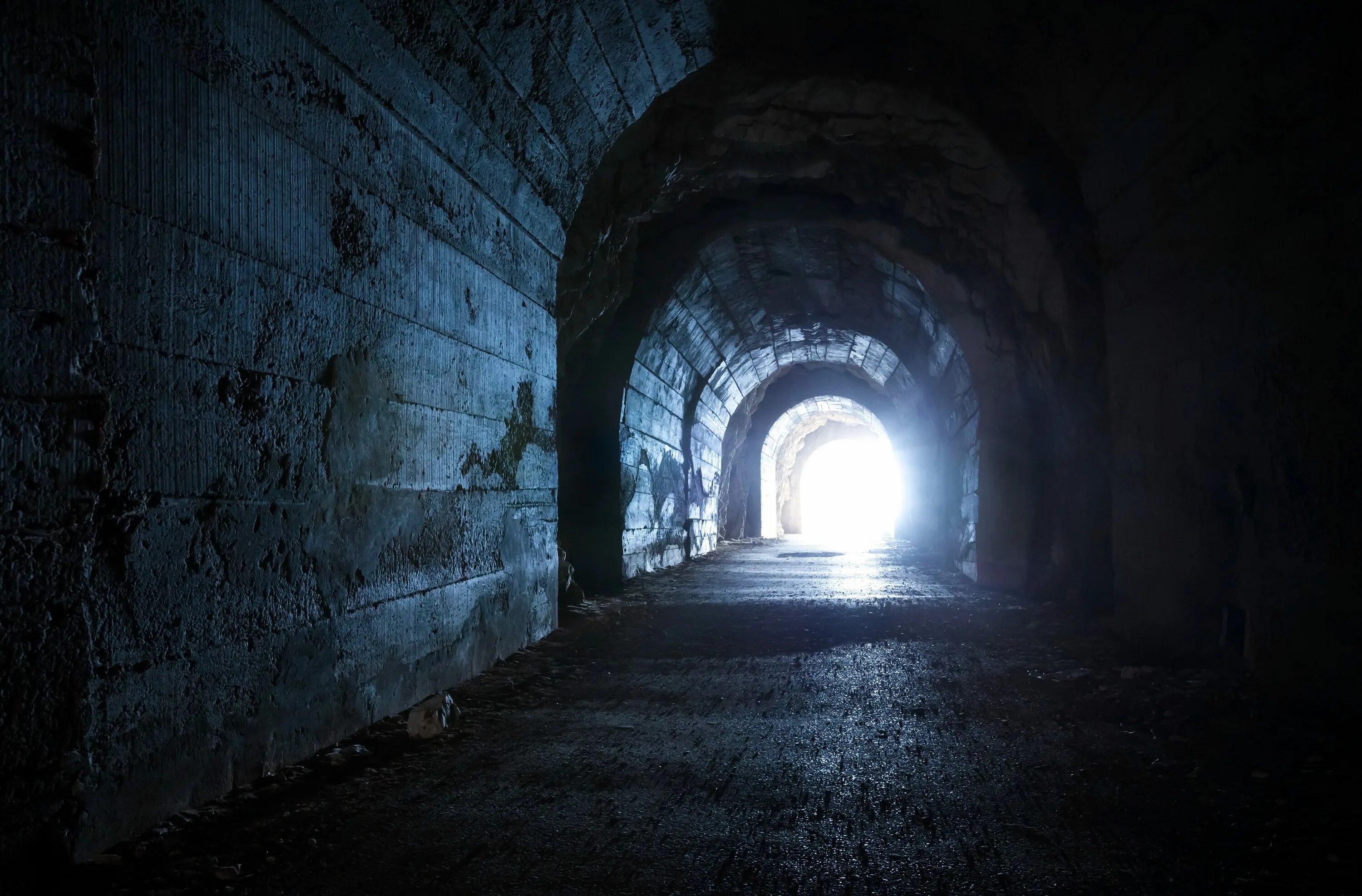 В конце тоннеля свет песня. Свет в конце тоннеля голубой. Картина свет в конце тёмного туннеля. Свет в конце тоннеля абстракция. Выход из темного туннеля.