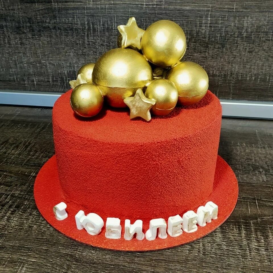 Торты ставрополь купить. Муссовый торт красный бархат. Красный торт с шарами. Торт красный бархат с шарами. Торт с золотыми шарами.