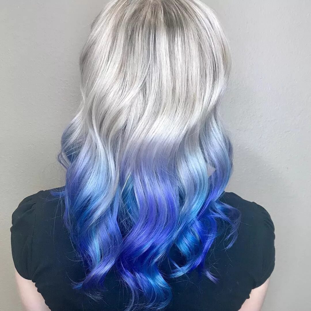 Голубые кончики волос. Бледно голубой цвет волос. Пастельно голубое окрашивание волос. Пепельный антоцианин. Белый синий цвет волос.