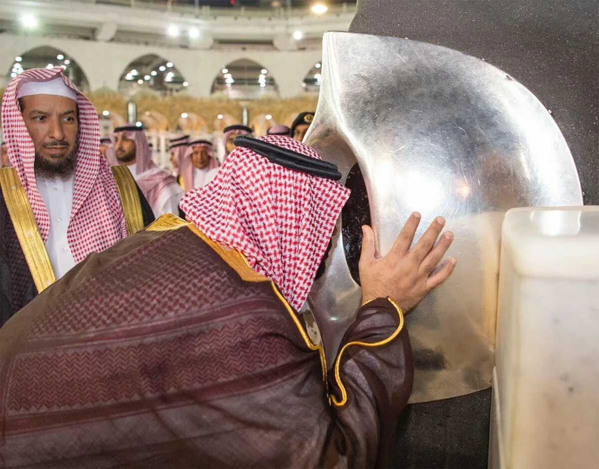 Арабистане сауди. Принц Салман в Мекке. Кааба Саудовская Аравия. Гарем принца Саудовской Аравии. Саудовский принц в Мекке.