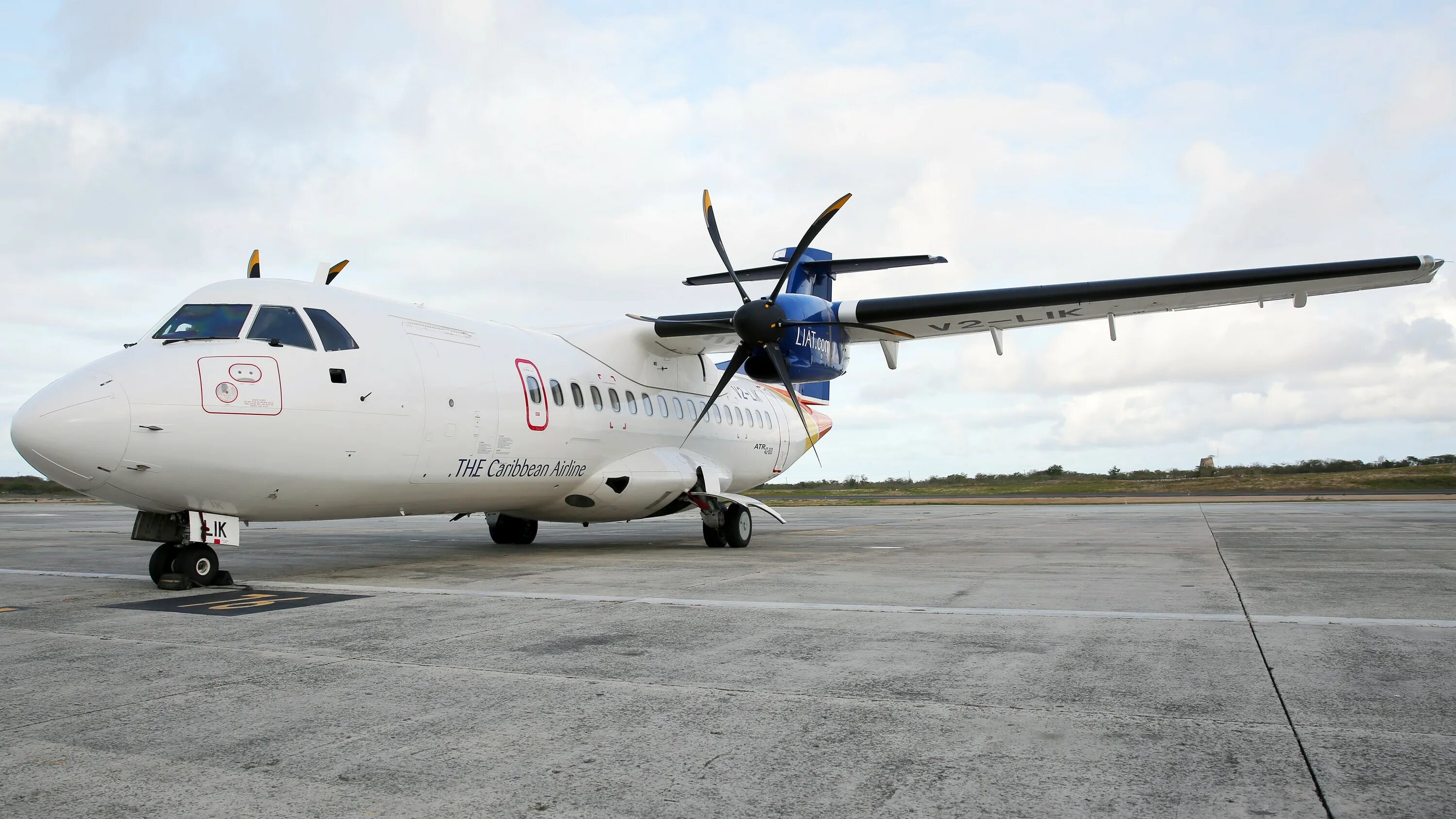 Атр 42. ATR-42 турбовинтовой самолет. ATR 42-500 самолет. ATR 42-500 КРАСАВИА. Пассажирские самолеты ATR 42.