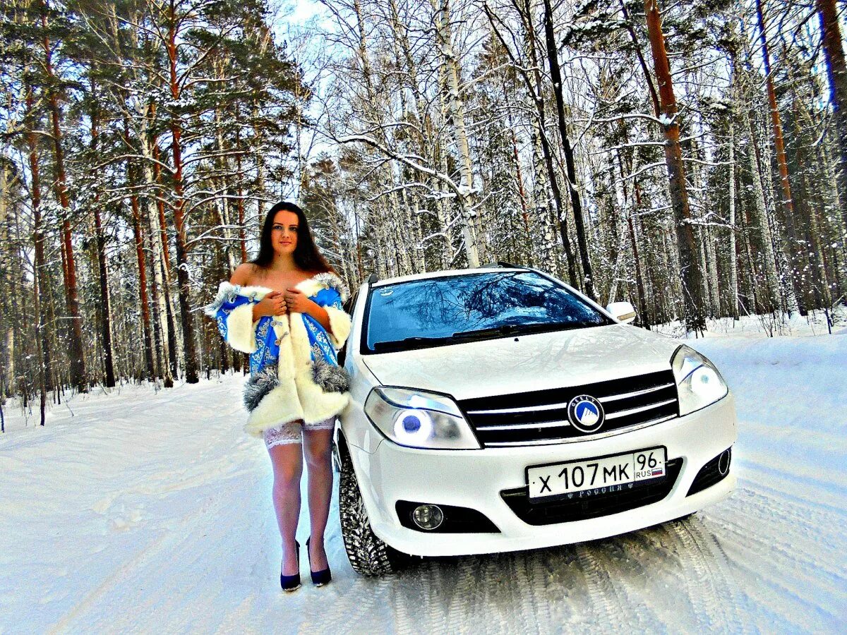 Снегурочка и автомобиль. Джили и девушка. Geely зима. Geely зимой. Джили люберцы