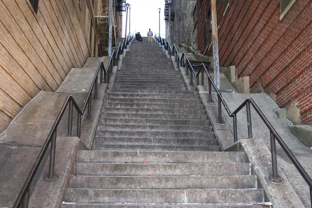 Остановился лестница. Бронкс Нью-Йорк лестница. Bronx New York лестница. Каменная лестница. Ступеньки в городе.