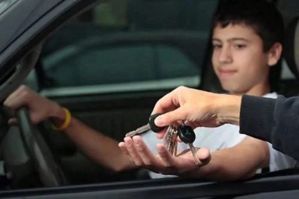 Фото без лица в машине езда с ребёнком. Подросток за рулем автомобиля. Передача управления транспортным средством. Штраф за передачу управления другому лицу. Без прав за рулем.