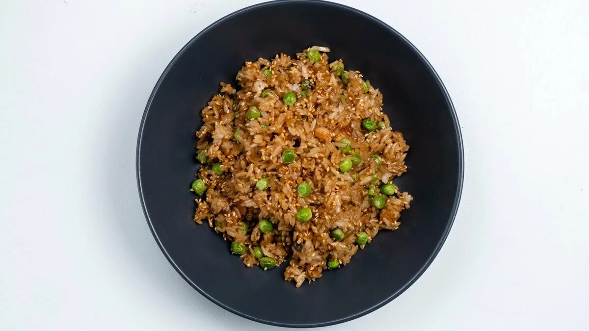 Жареный рис отварной. Жареный рис с овощами. Жареный рис отварной. Гарнир рис с яйцом. Рис отварной с овощами.