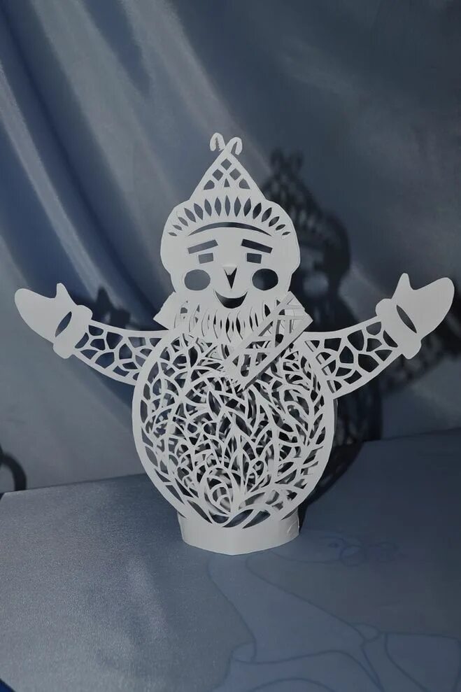 Ажурные игрушки. Ажурные шарики на елку. Новогодние шарики крючком. Ажурные игрушки. Плоские игрушки крючком на елку.