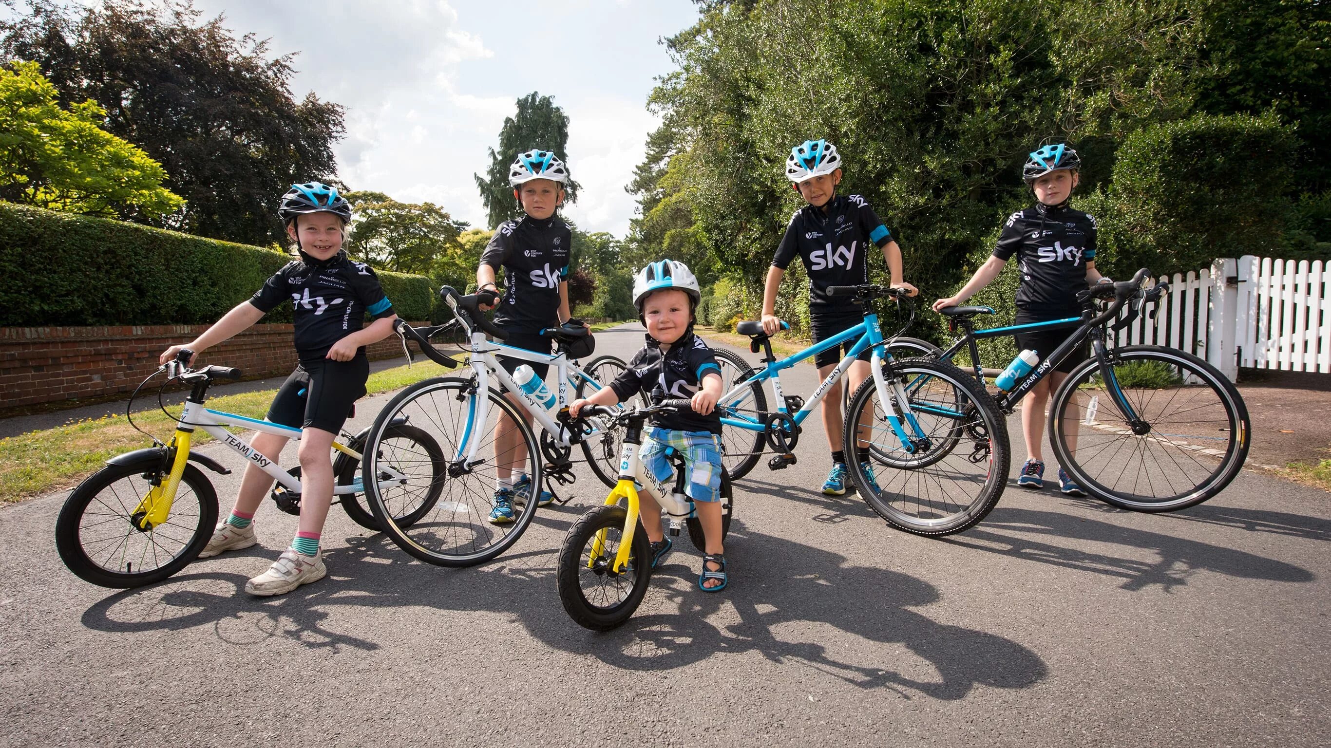 Детского велосипеда колесо 8. Frog Team Sky 52 велосипед. Велоспорт для детей. Дети с велосипедом. Велосипед для велоспорта.