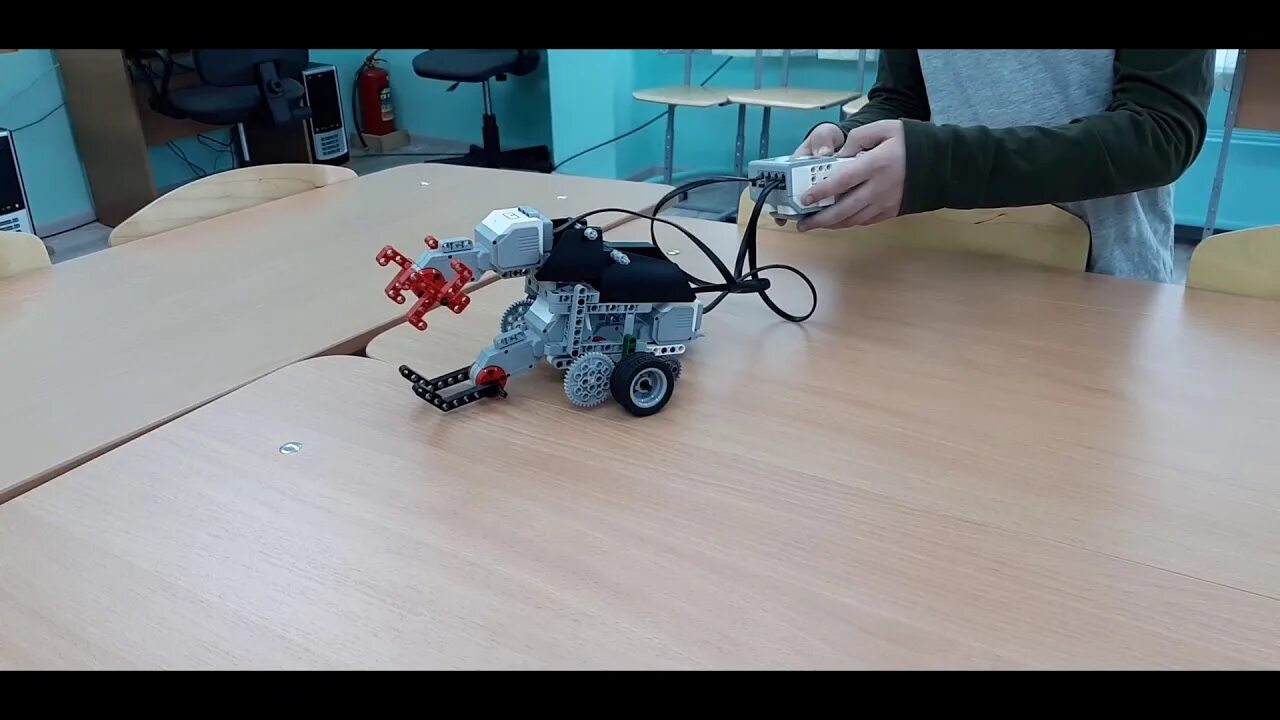 Самые большие машинки на пульте управления. Мальчик робот. Traxxas e revo. Видео про управляемые. Traxxas x-maxx  скорость.