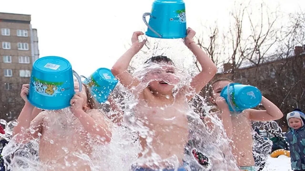 Закаливание водой детей. Обливание закаливание. Обливание водой дети. Водные процедуры для детей.