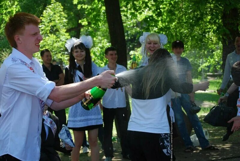 школьницы выпускной. пьяные выпускники. выпускник и выпускница. выпускной. что делают после выпускного.
