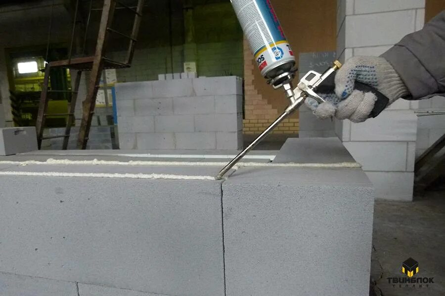 Клей пена титан для газобетона. Ложим газоблок на пену. Газоблок на клей пену. Укладка пеноблоков на пену. Клей пена кнауф.